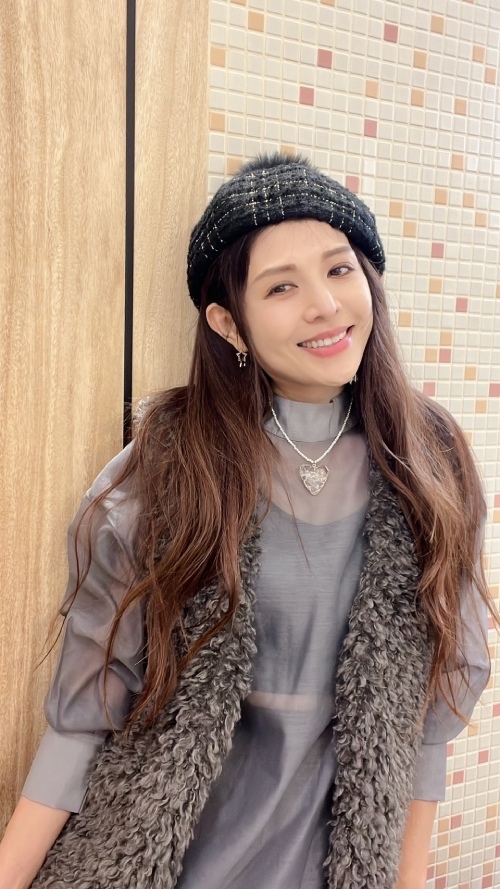 白髮多、髮量少，可善用帽子、髮飾做造型！55歲林葉亭：如何打理髮型，讓視覺年齡至少年輕5歲？_img_2