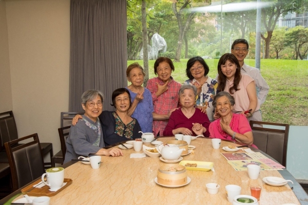 鄭如杏幫罹患失智的母親舉辦「同學會」與多年老友、家人相見。（圖片來源：孫珣恒）