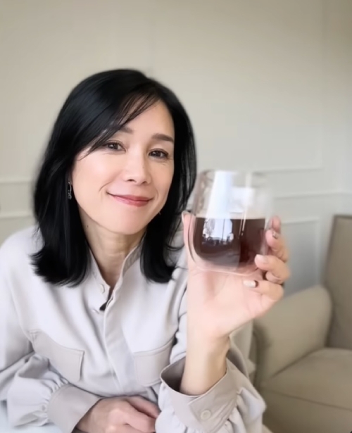 當飲食控制來到瓶頸期,紙本真琴會用酵素搭配氣泡水飲用,既能減少空腹感,也可幫助體內環保。(出自IG@macoto.kamimoto)