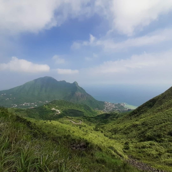 用上帝視角俯瞰基隆山、金瓜石、陰陽海、水湳洞和浪漫公路的茶壺山步道。（圖片來源：楊麗琴）