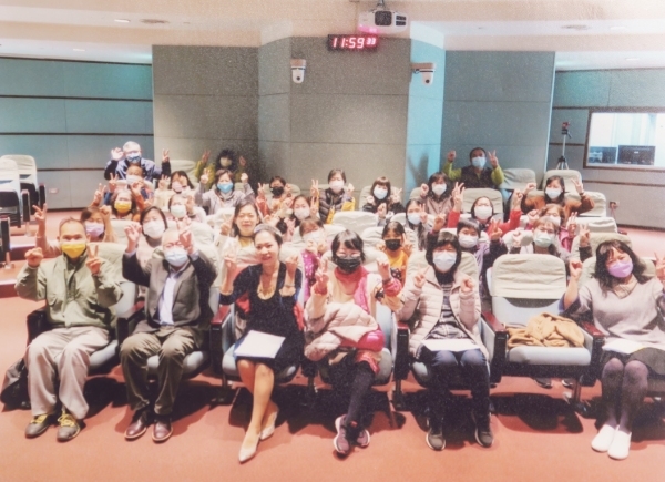 賴於廷（前排左3）以自己的親身經歷，鼓勵了許多癌症病友姊妹。（影巷26號翻攝）