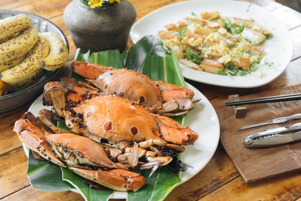 一個人的年夜飯，Janey喜歡吃點蘿蔔糕，有時也來點自己用乾鍋煙燻的螃蟹。