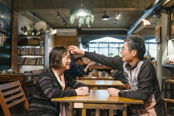 採訪現場，兩人互動自然又甜蜜。王素梅說沒被通知到要拍照，「不然要幫他穿得帥一點。」（陳良基提供）