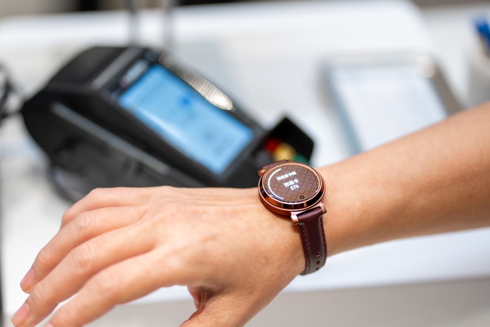 Garmin Lily 2 內建Garmin Pay、悠遊卡，購物在錶面輕點幾下就可以輕鬆結帳。