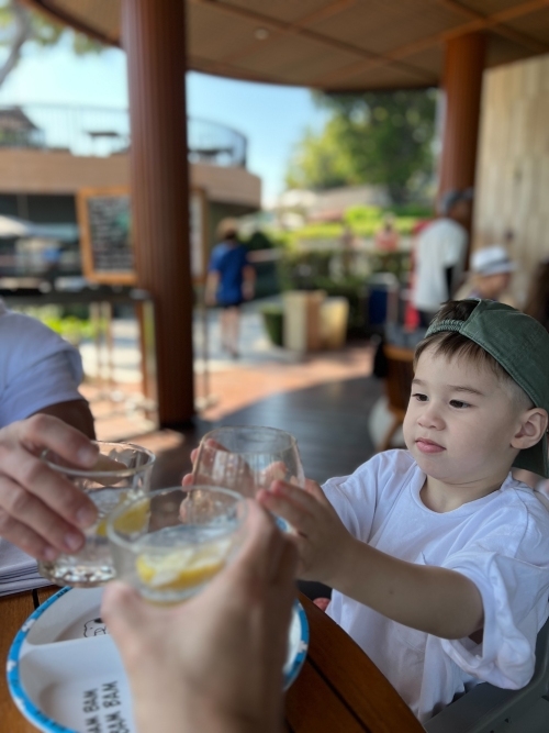 藍斯一家三口出遊。兒子分別稱他和另一半為「Daddy」、「爸比」。