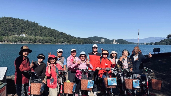 因為車宿，邱方勇、李維焄夫婦認識一群好友。