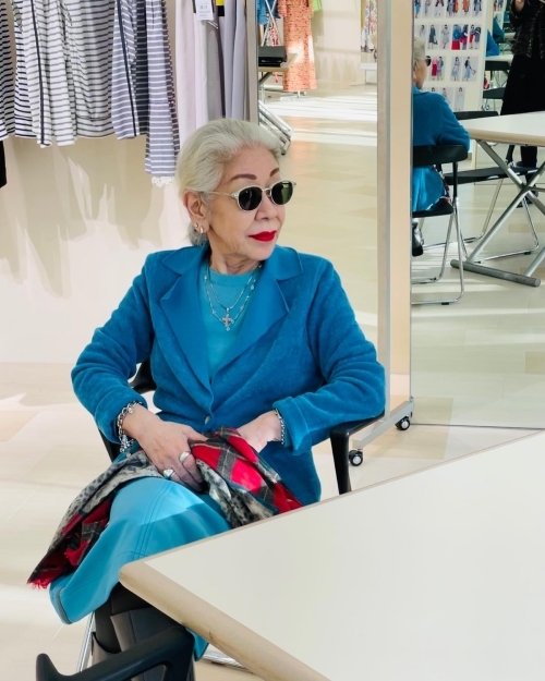 黑色墨鏡搭配一頭銀髮和鮮艷的口紅，是鳥居YUKI的招牌造型。（出自IG@yukitorii_official）