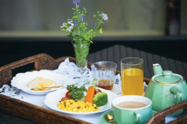 50多年來，鳥居YUKI的早餐內容幾乎都是蛋和培根或火腿、肉腸擇一，配上蔬菜以及1/4片土司和奶茶，但蔬菜和蛋料理的內容每天都會不太一樣，如此在日常慣例中加入變化，也是小小的期待與樂趣。（出自《80歳、ハッピーに生きる80の言葉》）