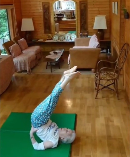 因為長年練習瑜珈、鳥居YUKI得以保持筋骨柔軟，舉手投足也十分俐落。（出自IG@yukitorii_official）