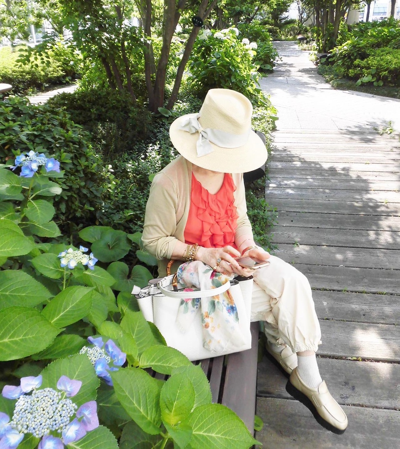 喜歡欣賞自家庭園或街邊的花花草草，是鳥居YUKI生活中的樂趣來源之一。（出自IG@yukitorii_official）