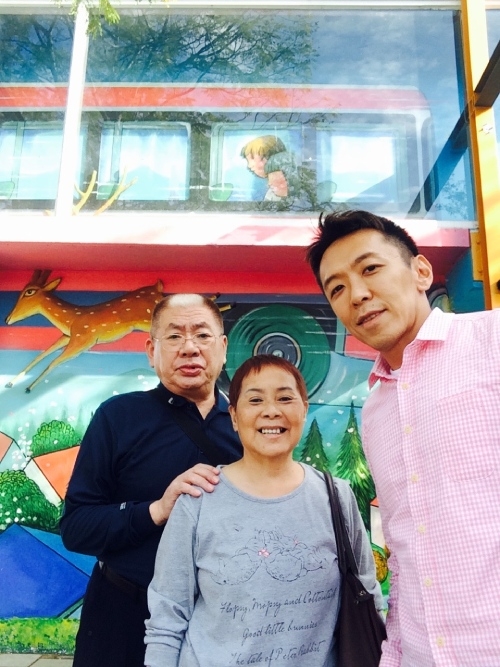 吳小帽與母親、歐吉桑一起出遊。