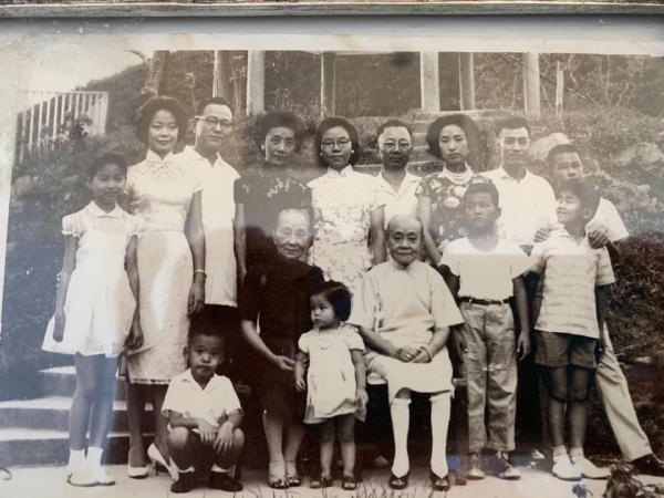 包英敏的家族曾是江西富商，家裡兄弟姊妹達25人。