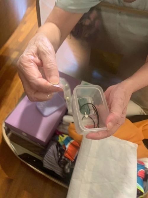 重點是她的珠寶，她要我們眼睛盯著玉珮戴著一起入棺火化。