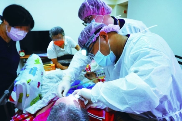 范綱信除了到宅進行醫療服務，更會詳細與家屬說明如何更完善照護。