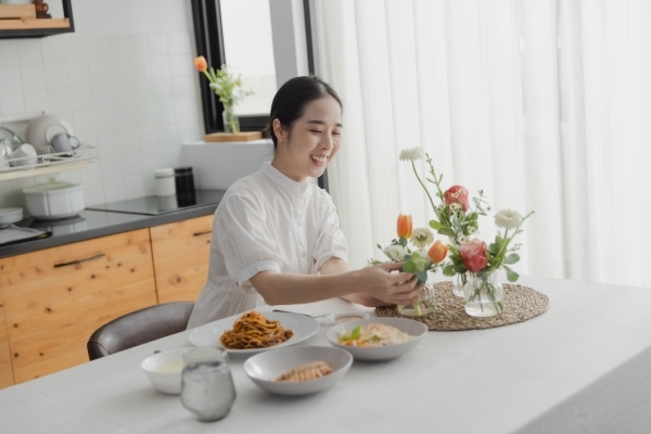 Hana提醒，餐桌上的花藝高度不宜過高，以免影響家人交流。