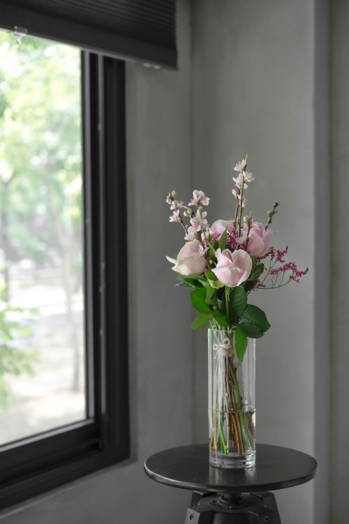 花材和花器的大小、高度，需要視擺放花藝的桌面大小而定。