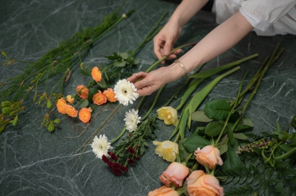 新手若不擅長花材搭配，可多善用白色、綠色，讓整體色彩更和諧。