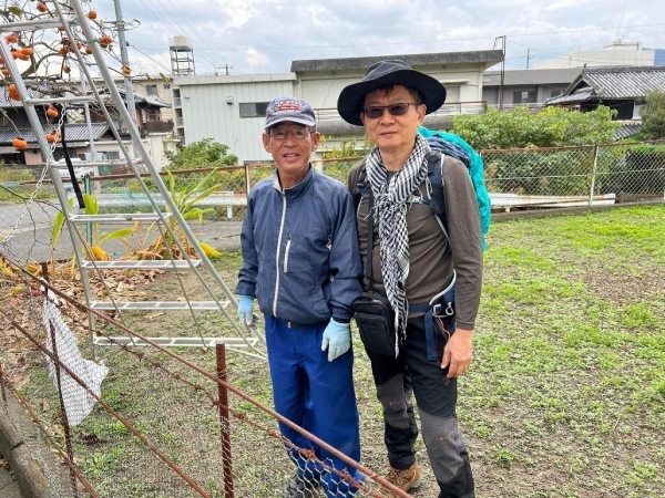 不帶手機，增加了邱一新和當地人互動的機會。圖為他和柿農的合照。（圖片來源：邱一新）