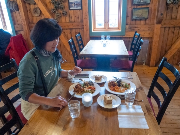 挪威飯店雖然昂貴，但能提供豐盛餐點及舒適睡眠，有助於恢復體力。（圖片來源：林仲亮）