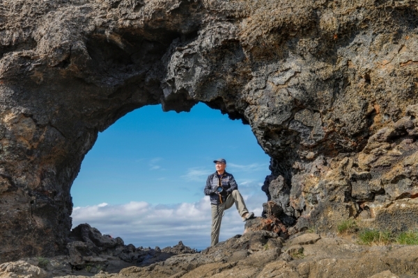 冰島消費高昂，安新民選擇自炊。照片攝於冰島由火山熔岩所形成的拱圈。（圖片來源：安新民）