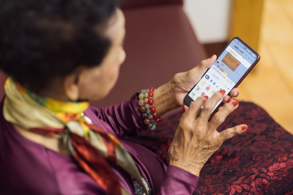 使用手機透過LINE聯繫生活大小事，對93歲劉林招花來說，是再熟悉不過的日常。