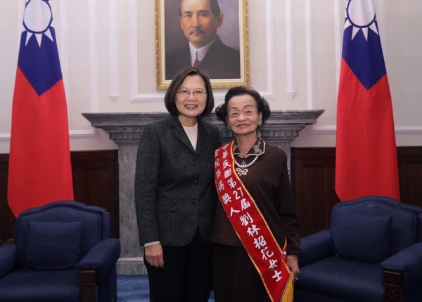 在高雄科工館當了19年志工，86歲時獲蔡英文總統親頒「金駝獎」。（劉林招花提供）