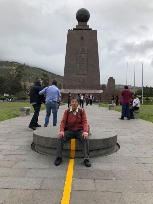 在厄瓜多首都基多橫跨赤道的紀念碑留影。