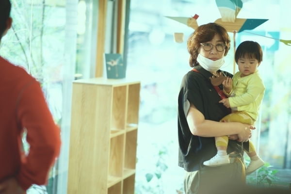 外甥生了女兒後，徐譽庭稱自己成了「奶奶」。每周一晚上要陪孩子玩「狗遊戲」，孩子模仿她的狗或貓，她飾演自己，再進入不同情境、狀態扮演。（圖片來源：徐譽庭）