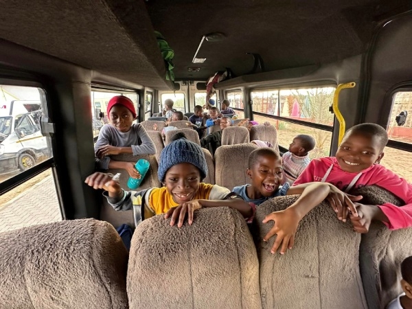 假期送孩子們返家與父母團聚，孩童們開心的笑顏。