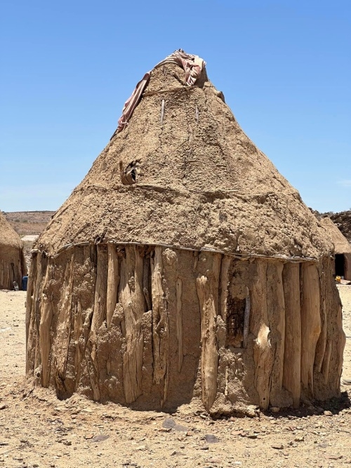 在一夫多妻的紅泥人村莊，太太們各自守著一棟這樣的土屋，對於可以旅行的人生充滿羨慕。