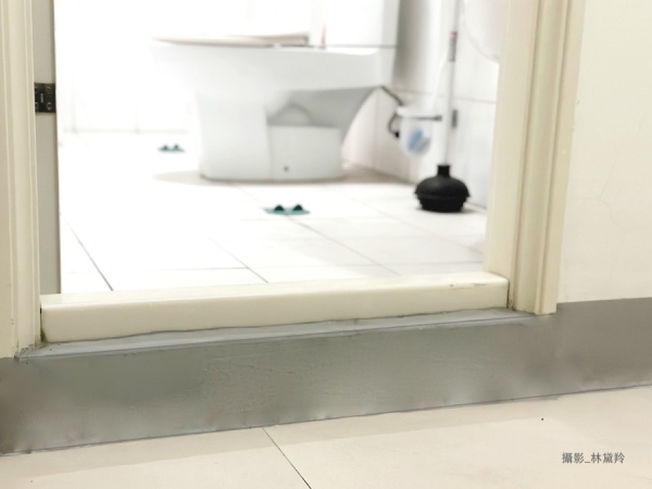 比房間走道高出一階的浴廁墊高地板，容易有絆倒風險，是近10年來大部分建案會避開的做法。