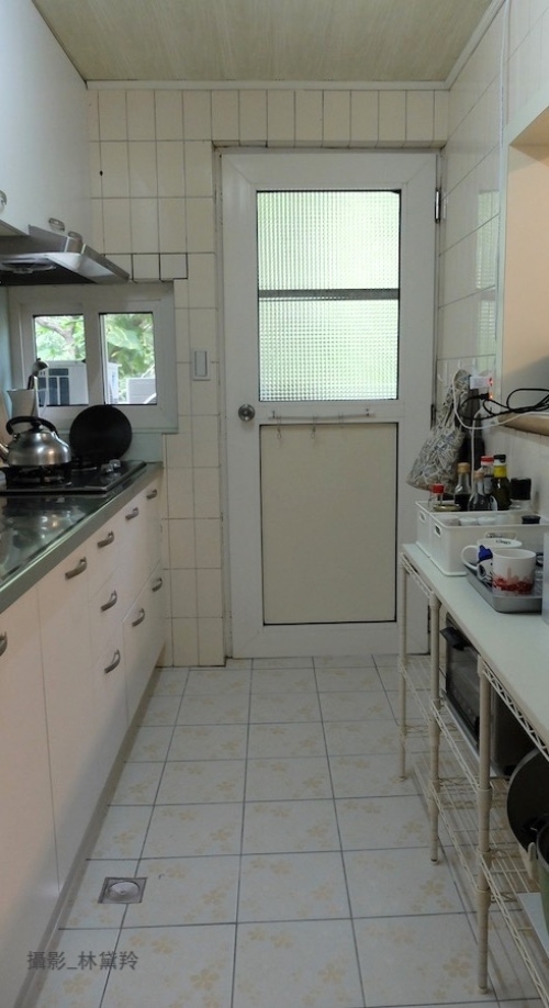 居家的曬衣空間通常在陽台，往往離浴室很遙遠，而且還要穿過狹長的廚房才能抵達。