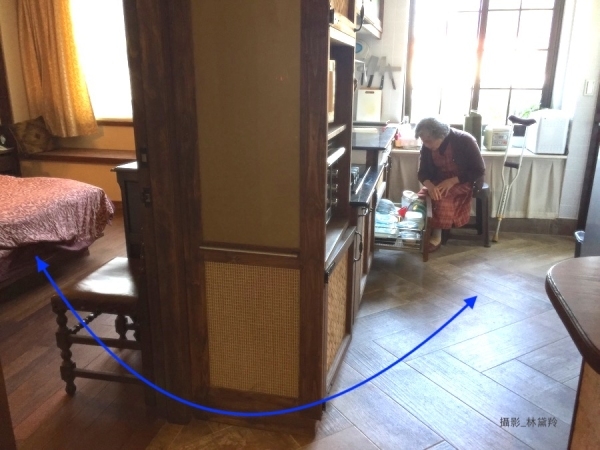 臥房與廚房相鄰、臥房裡面配有浴廁，老老期較方便照護。