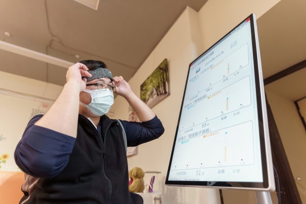 蘇致軒示範腦復能訓練操作方法。