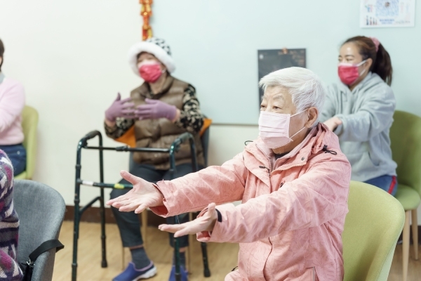 北醫石頭湯營造溫馨居家氣氛，長輩會關心彼此的上課情況、身體狀態。