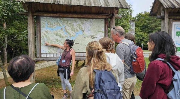 洪良志夫婦參加導覽行程。