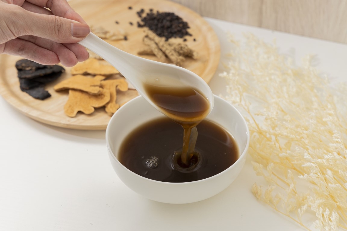 筋好眠滴雞精由中醫調配黃金比例的七味中藥，幫助白天好精神、夜裡更好睡。