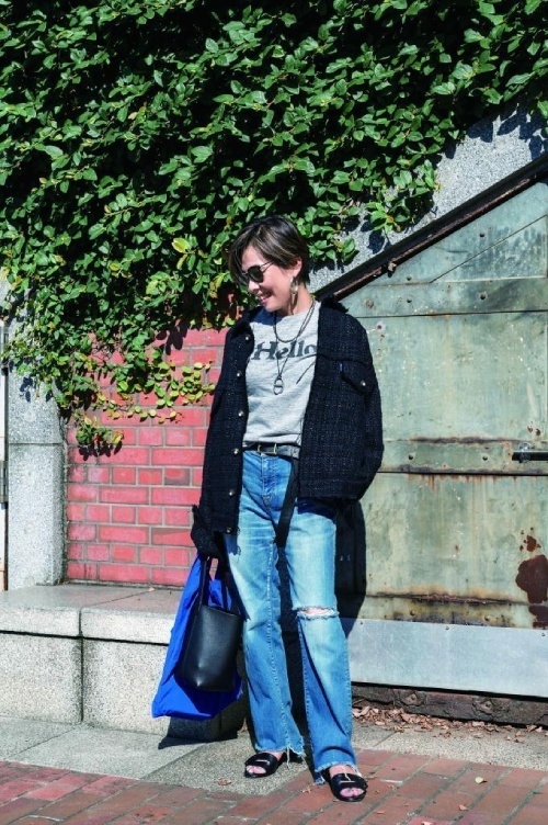 簡單的T恤和丹寧褲，配上牛仔外套版型的呢絨外套。如果想要多一點正式感，下半身換成漂亮的裙子也很適合。（出自《アンダー153cm、60歳。カッコよく着こなす大人コーデ》）