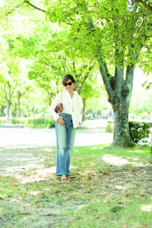 穿出長腿感的穿搭示範。這裡石橋洋子選擇較有硬挺度的棉質襯衫，袖口釦子不扣營造率性感。（出自《アンダー153cm、60歳。カッコよく着こなす大人コーデ》）