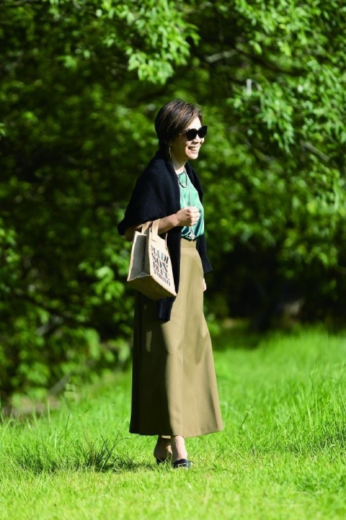 深綠色、卡其綠以及黑色的3色穿搭。卡其綠長裙可以搭配白、灰或是海軍藍等基本色調的上衣，粉紅色或是檸檬黃也很可愛。（出自《アンダー153cm、60歳。カッコよく着こなす大人コーデ》）