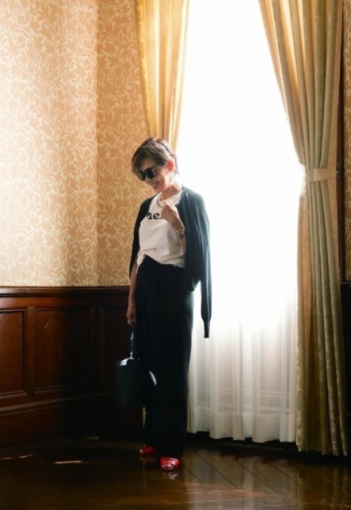 以黑白色為主的穿搭，用紅色涼鞋營造出亮點。（出自《アンダー153cm、60歳。カッコよく着こなす大人コーデ》）