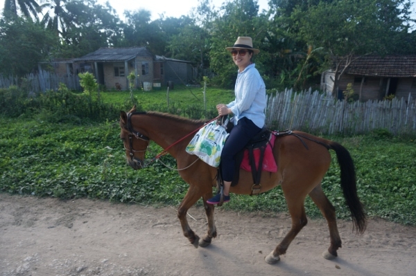 到古巴旅遊時，高贈穆上網預訂day tour導遊，導遊帶了馬到民宿接她。（圖片來源：高贈穆）