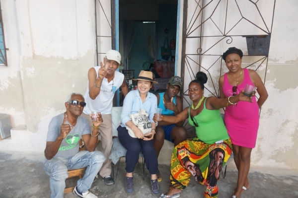 到古巴旅遊時，經過民宅騎樓，當地人正在跳Salsa，高贈穆跟著跳了半小時。（圖片來源：高贈穆）