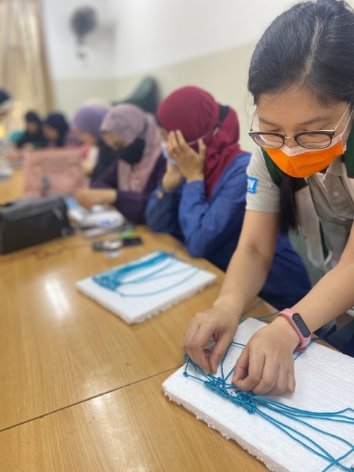 高贈穆在約旦服務時，有一次家扶開設Macrame課程，正好她會這項技能，於是協助老師輔助學員。（圖片來源：高贈穆）