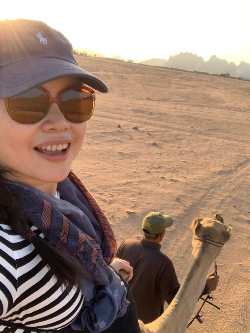 高贈穆在約旦騎駱駝。她回憶，當地氣候乾燥，去了半年，只有2天下雨。（圖片來源：高贈穆）