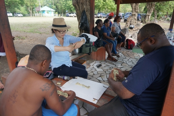 高贈穆在聖文森服務的單位到海邊舉辦員工旅遊，她和同事在涼亭打牌。（圖片來源：高贈穆）