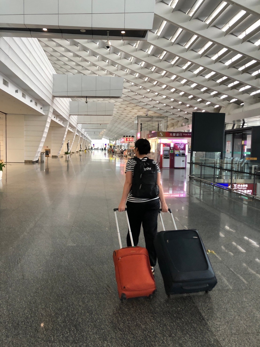 疫情期間，高贈穆拎著2個行李箱準備搭機到約旦。明明是白天，機場卻空蕩蕩，成了生命中特別的回憶。（圖片來源：高贈穆）