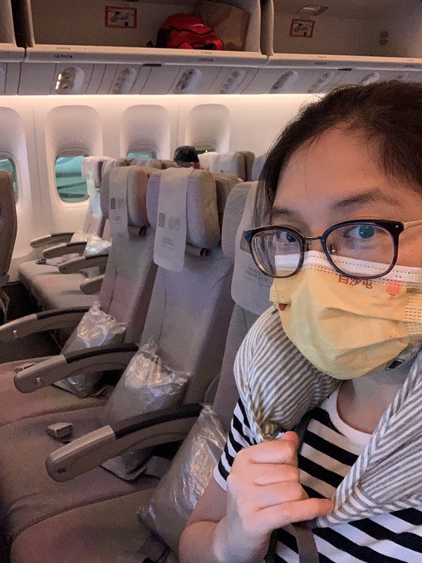 疫情期間高穆贈搭飛機，機上幾乎人人都各擁一整排座椅。人生能有幾次這樣的經歷呢？（圖片來源：高贈穆）