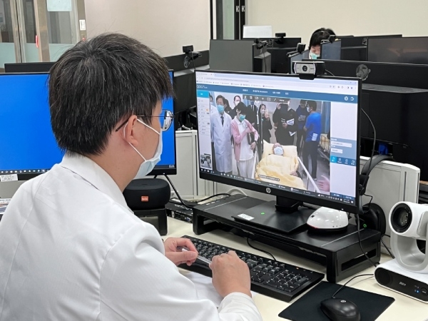 遠距會診讓醫療服務不受地點限制。