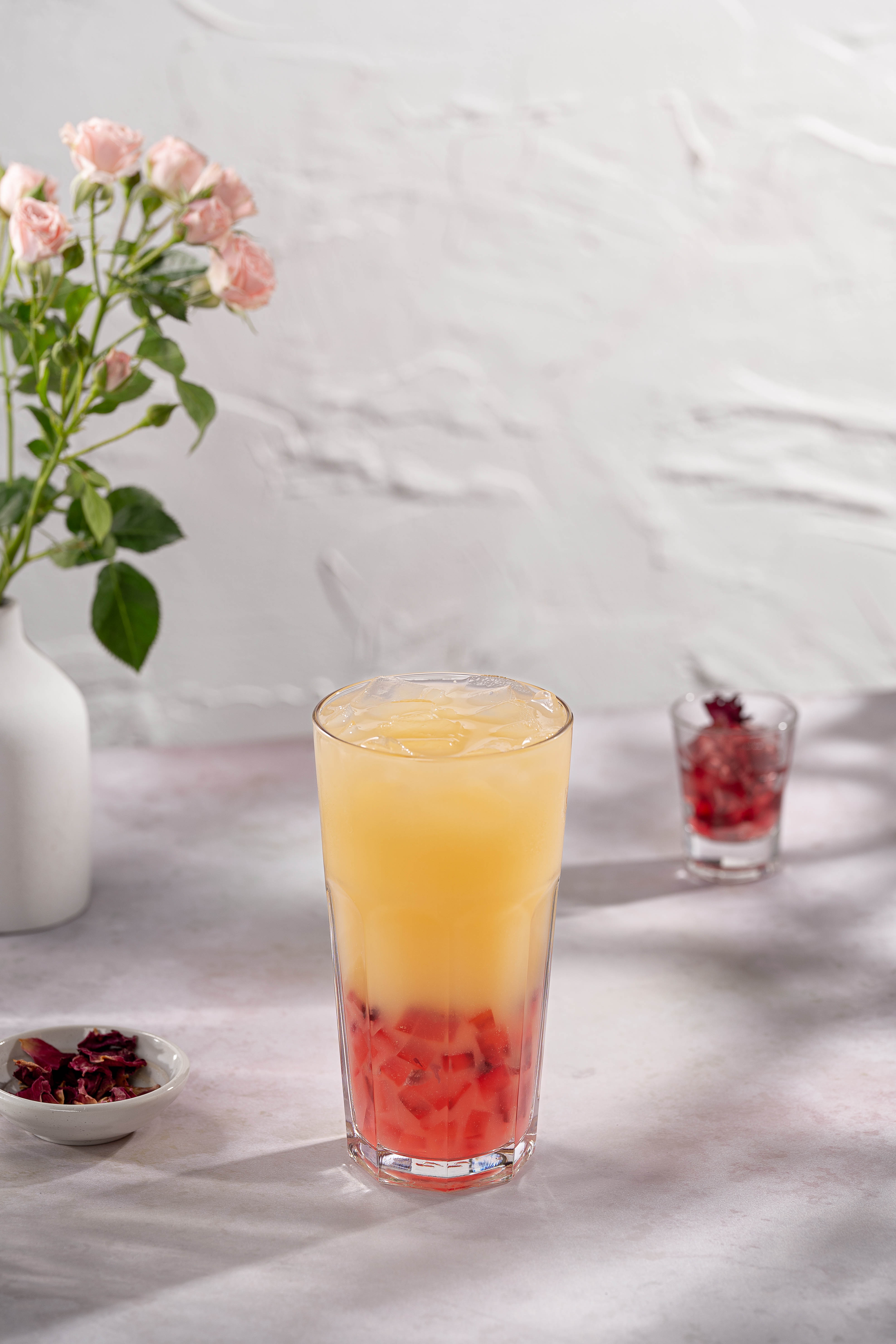 烏龍玫瑰凍飲，採用台灣清境與後龍的溫室玫瑰，無農藥栽培法，符合「永續」農業精神，結合台灣高山烏龍與檸檬、柳橙果香，呈現一杯全在地的茶飲，給最講究的貴賓。